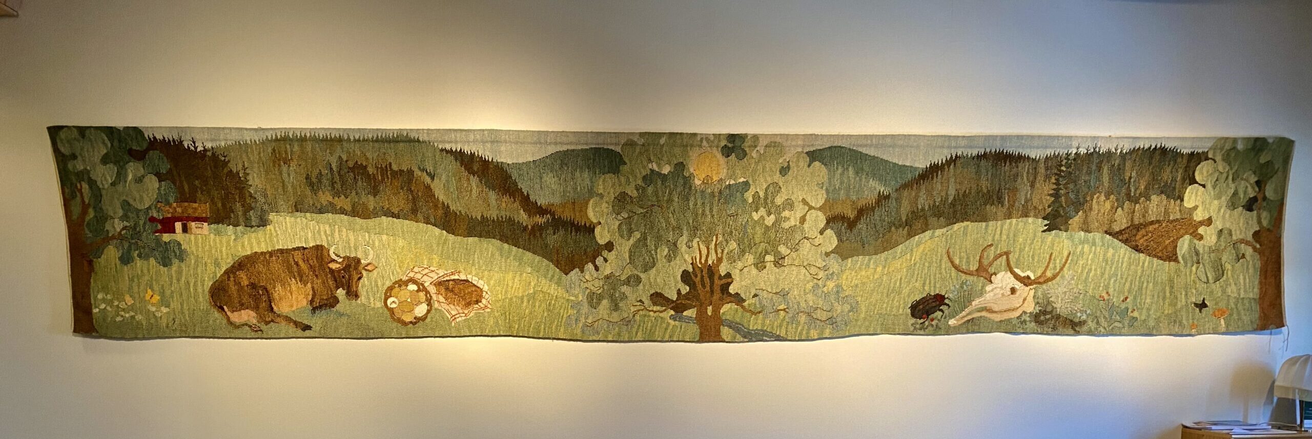 Handgjord bonad med naturbild från Tullbackagården, Nora